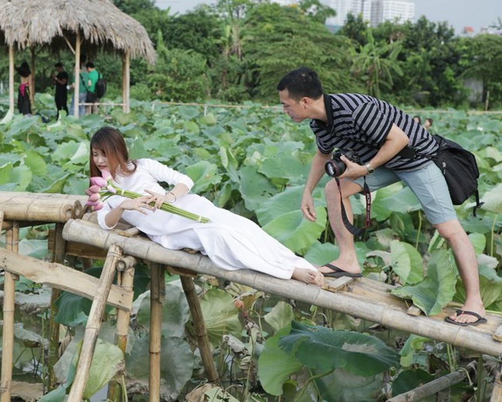 Thieu nu Ha thanh lan le bo toai chup anh cung sen-Hinh-11